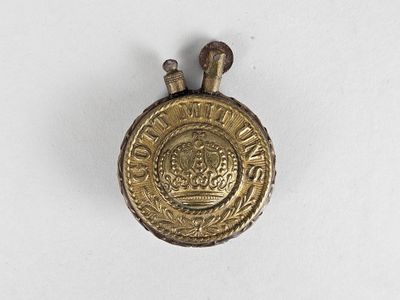 Gros plan sur une pièce d'or ornée d'une couronne