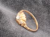 une bague en or surmontée d'une fleur