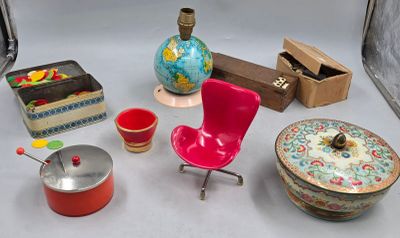 un grand nombre d'objets différents posés sur une table