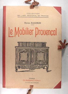 un livre sur la couverture duquel figure l'image d'un meuble