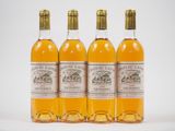 quatre bouteilles de Château Latour sur fond blanc