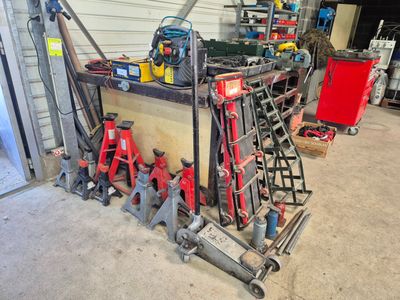 de nombreux outils qui traînent par terre dans le garage