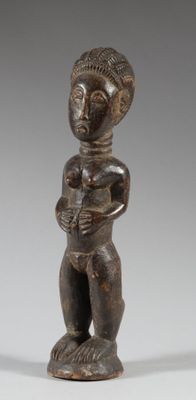 une image d'une statue en bois représentant un homme tenant un bébé