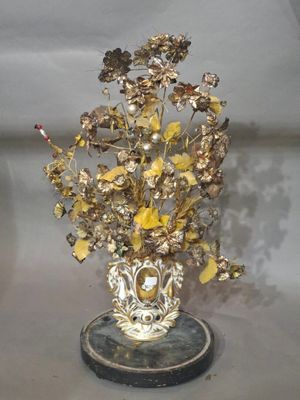 Vase de mariée en porcelaine blanche et dorée