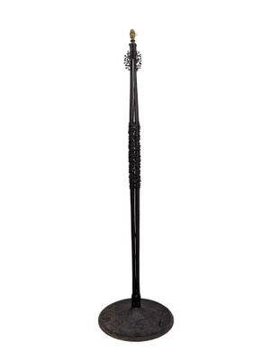 une image représentant un porte-parapluies noir sur lequel est posé un parapluie