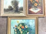 trois tableaux représentant des fleurs dans un vase posé sur une table, à côté d'un autre vase contenant des fleurs