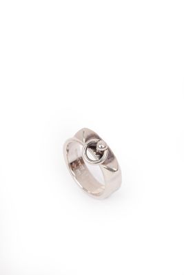 un gros plan d'une bague en argent sertie d'un diamant au centre