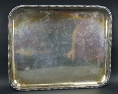 assiette en argent plaqué avec bord perlé sur fond noir