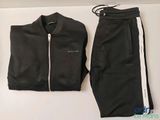 la veste et le pantalon sont noirs, avec des rayures blanches