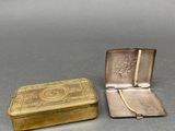 paire d'étuis à cigarettes anciens en argent et or sur fond gris