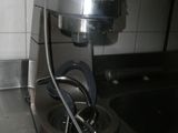 une cafetière posée sur le comptoir d'une cuisine