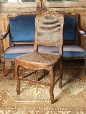 deux chaises et une table dans une pièce aux murs lambrissés