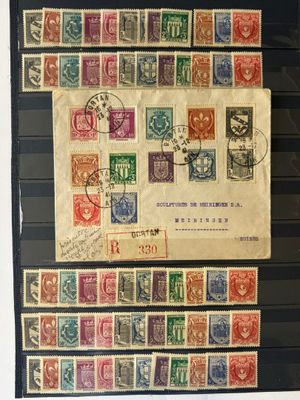 une photo d'une collection de timbres exposée