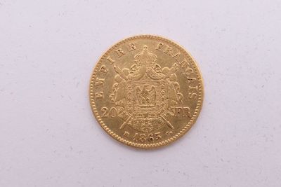 gros plan d'une pièce d'or sur une surface blanche