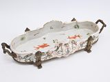 un plateau décoratif orné d'un motif de poisson