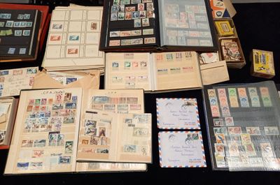 de nombreux types de timbres sur la table