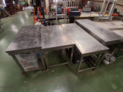 deux tables placées au milieu d'une pièce