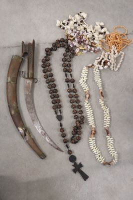 un grand nombre d'objets posés sur la table