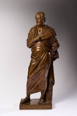 une statue en bronze représentant un homme avec une robe sur la tête