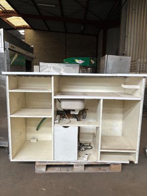 une armoire blanche équipée d'un lavabo et de toilettes