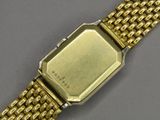une image d'un gros plan d'une montre-bracelet sur une table