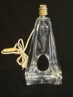 une petite bouteille en verre à laquelle est attachée une cordelette