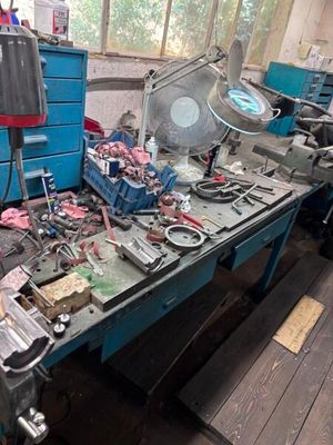 un établi avec de nombreux outils
