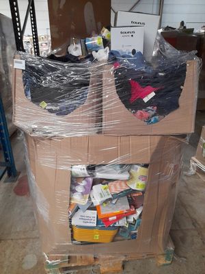 un carton rempli d'articles dans un entrepôt