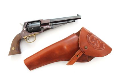 un vieux revolver dans un étui en cuir, sur fond blanc