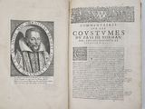 un vieux livre sur lequel figure l'image d'un homme portant une couronne