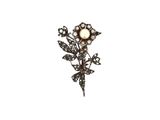 une photo d'une broche en forme de fleur, ornée de diamants et de perles