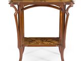 une table en bois surmontée d'une étagère