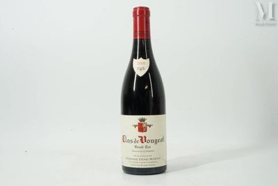 une bouteille de vin posée sur une table