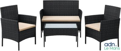 un ensemble composé de trois chaises et d'une table basse