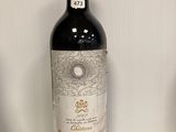 une bouteille de vin posée sur une table en verre