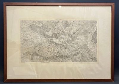 une vieille carte de Paris dans un cadre en bois, posée sur une table