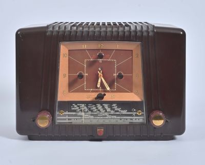 une vieille radio posée sur une table