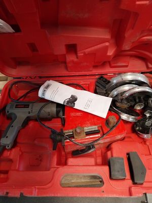 une boîte à outils rouge avec des outils sur le sol