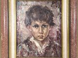 tableau représentant un jeune garçon, dans un cadre marron, vêtu d'une chemise blanche