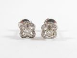 une image d'une paire de boucles d'oreilles en diamant sur fond blanc