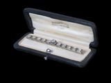 un bracelet en argent présenté dans un écrin noir sur fond noir