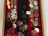 une boîte en bois remplie d'un assortiment de boutons et de bijoux