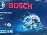 La boîte est ouverte et prête à être utilisée avec la scie circulaire Bosch.