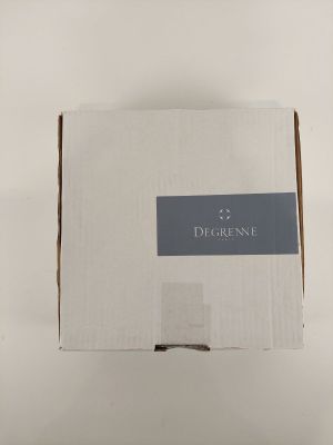 une boîte blanche avec une étiquette bleue, posée sur une table