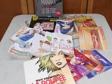 une table sur laquelle sont posés de nombreux livres