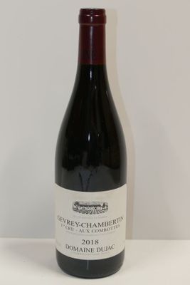 une bouteille de vin posée sur une table