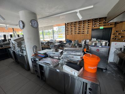 une photo d'une cuisine avec beaucoup de nourriture sur le plan de travail