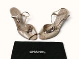 des chaussures Chanel et un sac noir posés sur une surface blanche