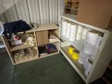 un petit réfrigérateur au milieu d'une pièce, rempli de nombreux objets