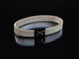 un bracelet en argent orné d'un carré noir